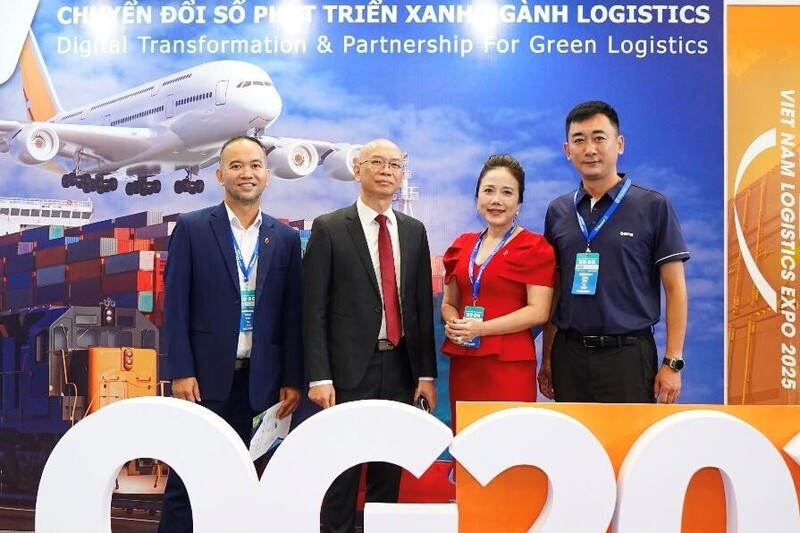 Từ phải sang trái: ÔngWei Ming – Đại diện SPG Bohaiwan Port; Bà Nguyễn Thụy Quỳnh Hương – Tổng Giám đốc Cảng Quốc tế Long An; Ông Trần Thanh Hải - Phó Cục trưởng Cục Xuất nhập khẩu; Ông Trần Phi Bằng – Giám đốc Điều hành Vận hành Cảng Quốc tế Long An. Đồng Tâm Group