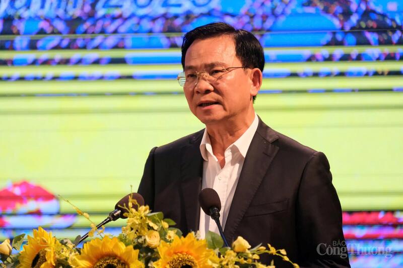 Chủ tịch UBND tỉnh Lâm Đồng Hồ Văn Mười phát biểu chỉ đạo. Ảnh: Lê Sơn