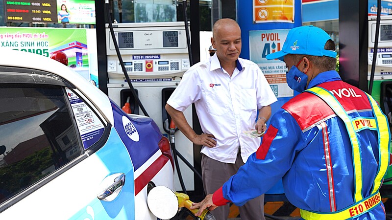 Nhiều tài xế xe taxi đã vui vẻ đổ xăng E10