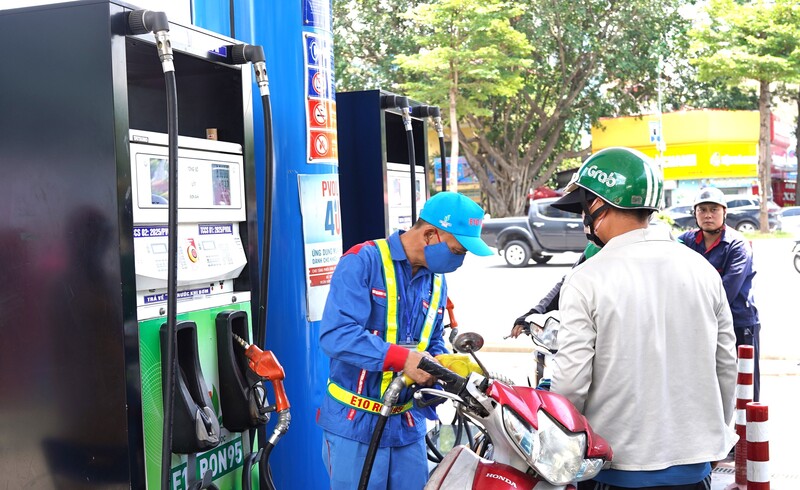 Cửa hàng bán xăng E10 ở Hà Nội ‘đắt hàng’