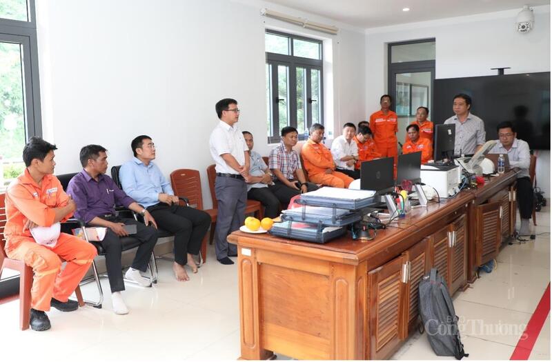Ông Nguyễn Chí Hậu (thứ 4 từ trái sang), Quản đốc Phân xương vận hành Ủy viên thường trực BCH PCTT&TKCN Công ty nhận xét, Đánh giá sau buổi diễn tập