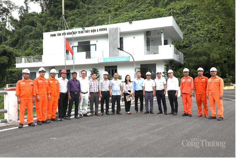 Các đại biểu và lực lượng tham gia diễn tập tại nhà máy thủy điện A Vương