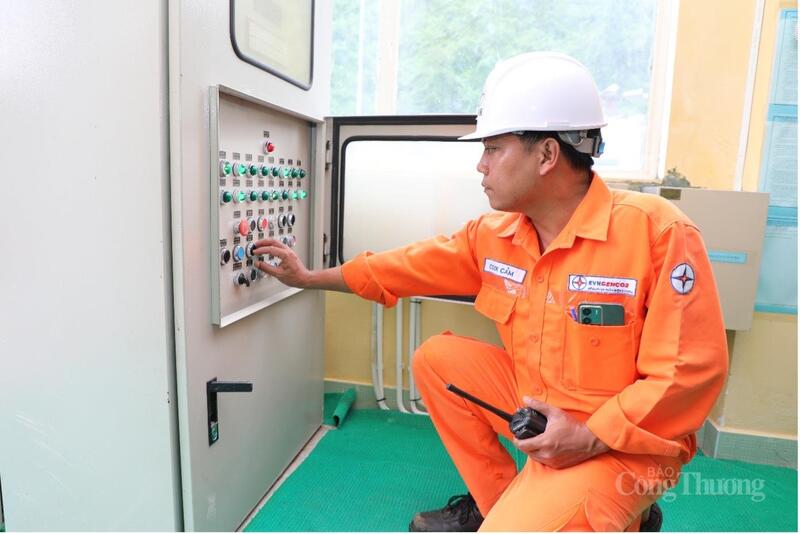 Nhận thông tin và thao tác mở cửa van cung xả tràn hồ Thủy điện A Vương