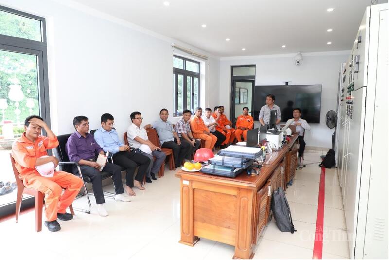 Ông Đinh Tấn Đại (thứ 2 từ phải sang), Trưởng phòng An toàn và kỹ thuật Ủy viên thường trực BCH PCTT&TKCN Công ty chủ trì cuộc họp đánh giá kết quả sau buổi diễn tập