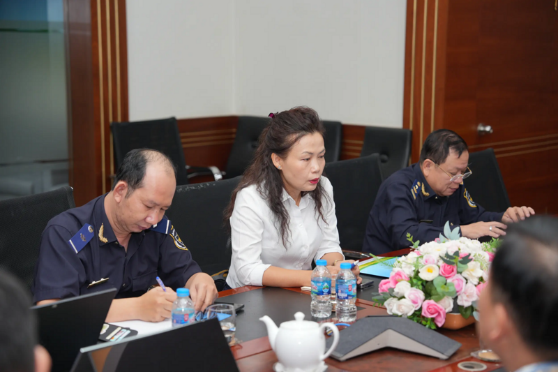 Bà Phan Thị Kiều Lê, Đội trưởng Hải quan Cảng Sài Gòn khu vực III (ngồi giữa) và ông Lê Văn Triển, Phó đội trưởng (ngoài cùng bên phải) trong buổi làm việc với Công ty Xăng dầu Khu vực II