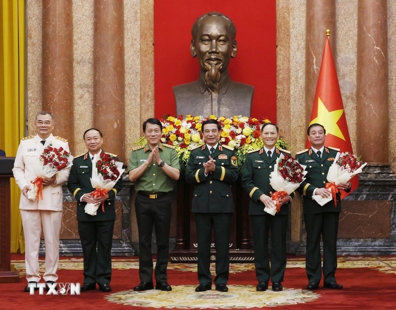 Đại tướng Phan Văn Giang, Ủy viên Bộ Chính trị, Phó Bí thư Quân ủy Trung ương, Bộ trưởng Bộ Quốc phòng và Đại tướng Lương Tam Quang, Bí thư Đảng ủy Công an Trung ương, Bộ trưởng Bộ Công an chúc mừng các đồng chí được thăng quân hàm, cấp bậc hàm Thượng tướng. Ảnh: Lâm Khánh/TTXVN