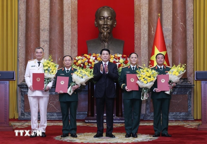 Chủ tịch nước Lương Cường trao Quyết định thăng cấp bậc hàm từ Trung tướng lên Thượng tướng đối với đồng chí Tô Ân Xô, Trợ lý Tổng Bí thư, Phụ trách Văn phòng Tổng Bí thư; thăng quân hàm từ Trung tướng lên Thượng tướng đối với các đồng chí: Thái Đại Ngọc, Ủy viên Trung ương Đảng, Ủy viên Quân ủy Trung ương, Phó Tổng Tham mưu trưởng Quân đội nhân dân Việt Nam; Phạm Trường Sơn, Phó Tổng Tham mưu trưởng Quân đội nhân dân Việt Nam; Trương Thiên Tô, Phó Chủ nhiệm Tổng cục Chính trị Quân đội nhân dân Việt Nam. Ảnh: Lâm Khánh/TTXVN