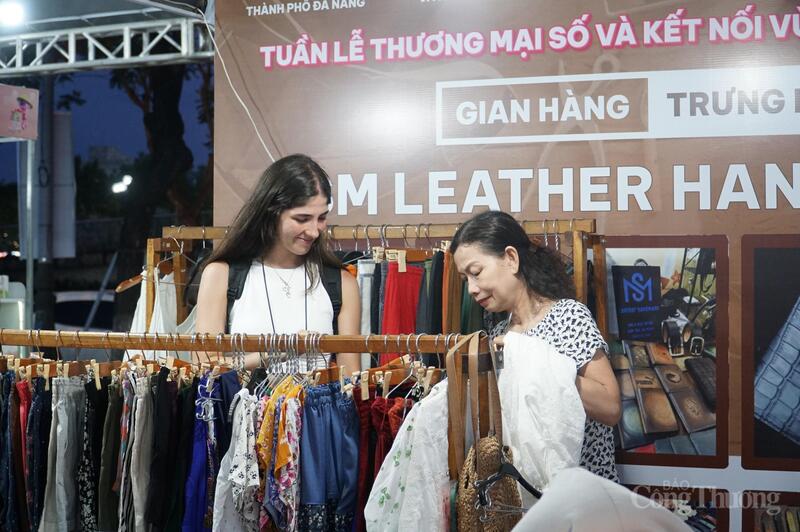 Nhiều du khách quốc tế tham quan, mua sắm tại các gian hàng triển lãm