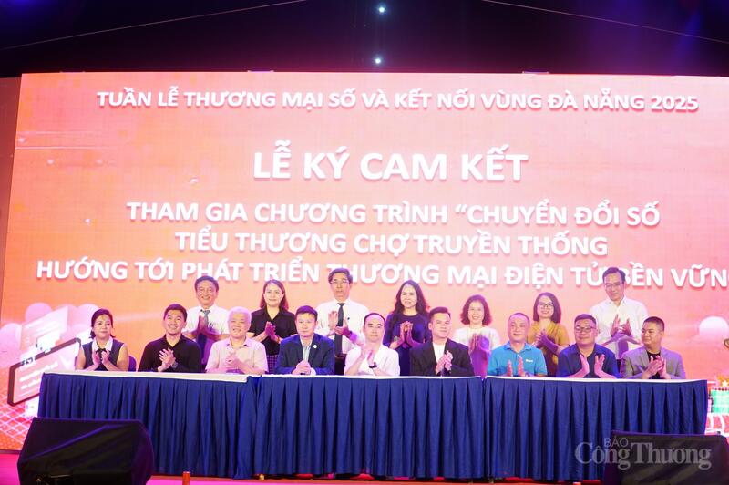 Lễ ký cam kết tham gia chương trình “Chuyển đổi số tiểu thương chợ truyền thống hướng tới phát triển thương mại điện tử bền vững”