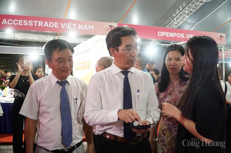 Phó Chủ tịch UBND thành phố Đà Nẵng Trần Chí Cường tham quan, tìm hiểu các gian hàng số tại chương trình