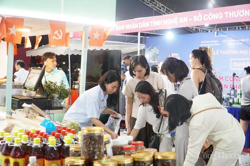 Đông đảo người dân, du khách tham quan, mua sắm, trải nghiệm các dịch vụ tại Tuần lễ Thương mại số và Kết nối vùng Đà Nẵng 2025 tối 1/8