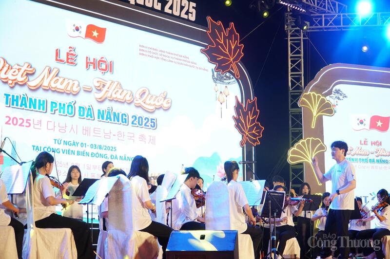 Các nghệ sĩ đến từ Hàn Quốc trình diễn tại Lễ hội Việt Nam - Hàn Quốc Đà Nẵng 2025