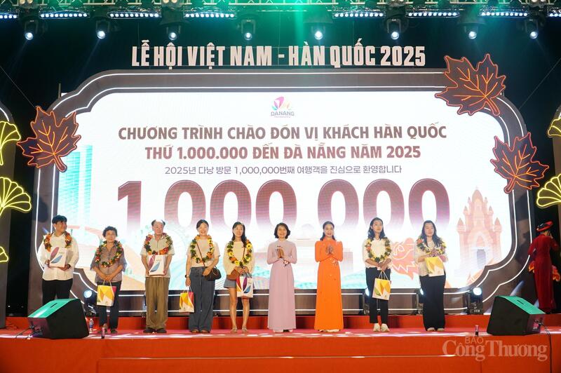 Thành phố Đà Nẵng trao quà cho 7 vị khách Hàn Quốc