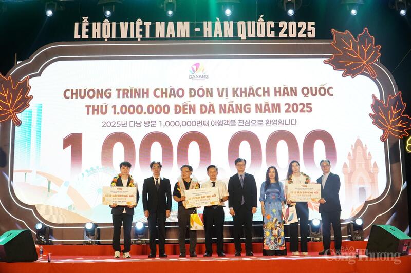 Lãnh đạo thành phố Đà Nẵng và Lãnh sự quán Hàn Quốc tại Việt Nam trao những phần quà cho 3 vị khách đặc biệt gồm vị khách Hàn Quốc thứ 999.999, vị khách thứ 1.000.000, vị khách thứ 1.000.001 đến thành phố Đà Nẵng năm 2025