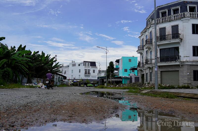Một đoạn đường vào khu đô thị chưa được trải nhựa, gây khó khăn cho người dân đi lại.