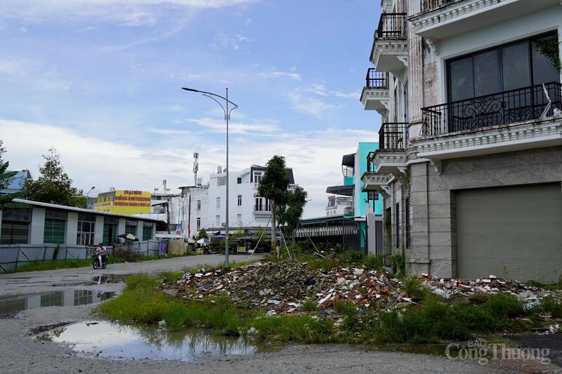 Rác thải xây dựng, sinh hoạt bủa vây khu đô thị.