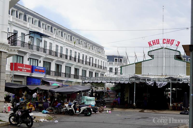 Ba khu chợ trong dự án đã đi vào hoạt động, có rất nhiều tiểu thương kinh doanh, buôn bán trong các khu chợ.