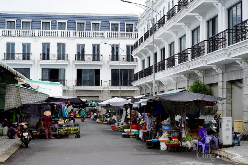 Tuy nhiên, nhiều tiểu thương bày sạp hàng tràn xuống lòng đường nội khu để buôn bán gây mất mỹ quan đô thị, an toàn giao thông.