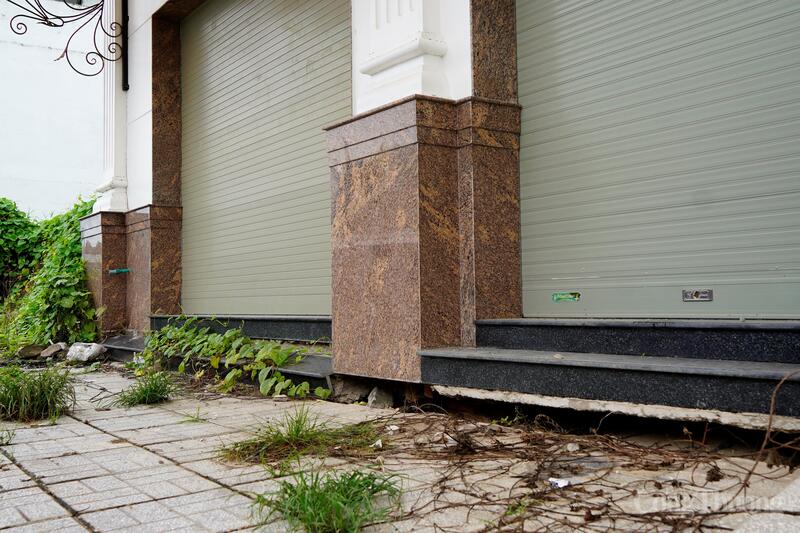 Nhiều căn hộ mặc dù chưa có người ở nhưng đã xuống cấp, sụt lún