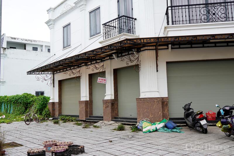 Theo ghi nhận của phóng viên, rất nhiều căn hộ vẫn chưa có người đến ở, hoang vắng, nhếch nhác.