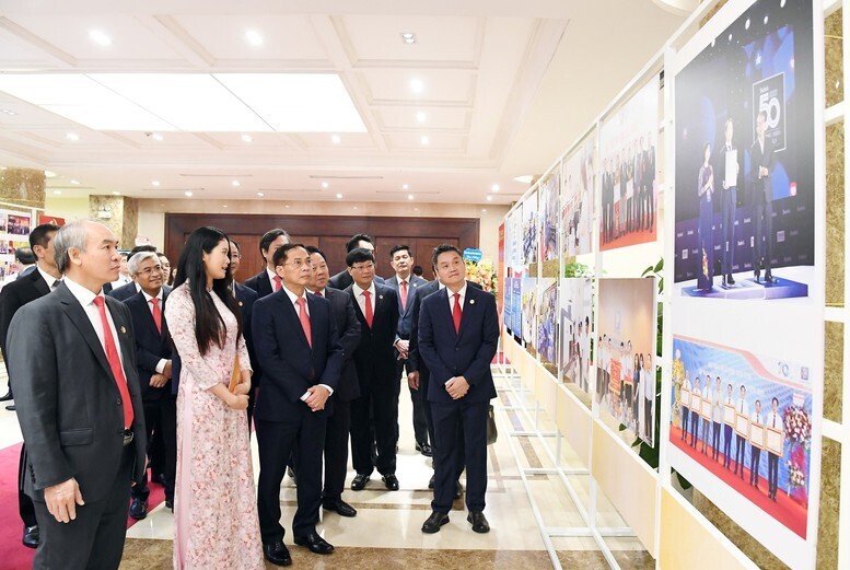 Phó Thủ tướng và các đại biểu tham quan triển lãm các thành tựu của Petrolimex - Ảnh: VGP/Hải Minh