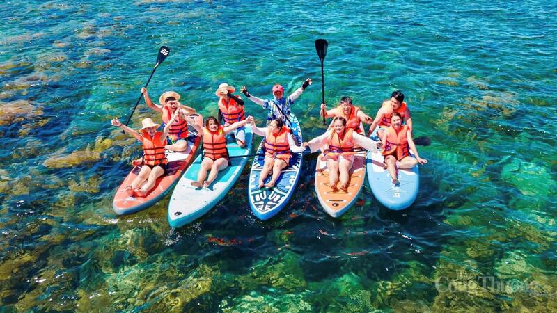 Chèo sup ở Biển Nhơn Lý. Ảnh: Bùi Mạnh