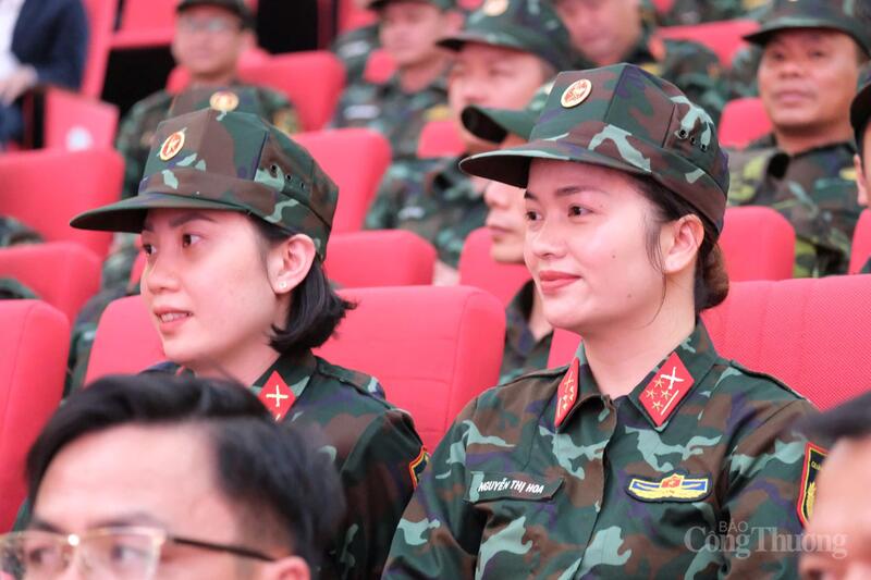 Nữ chiến sĩ Quân đội Nhân dân Việt Nam biệt phái về cơ sở. Ảnh: Lê Sơn