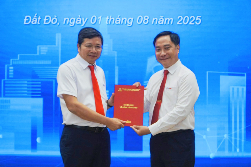 Ông Nguyễn Thanh Nhã - Phó Tổng giám đốc Tổng công ty Điện lực TP. Hồ Chí Minh (bên phải) trao quyết định thành lập Công ty Điện lực Đất Đỏ. Ảnh: CTV.