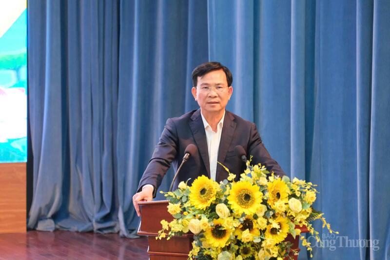 Chủ tịch UBND tỉnh Lâm Đồng Hồ Văn Mười chủ trì buổi họp báo. Ảnh: Lê Sơn