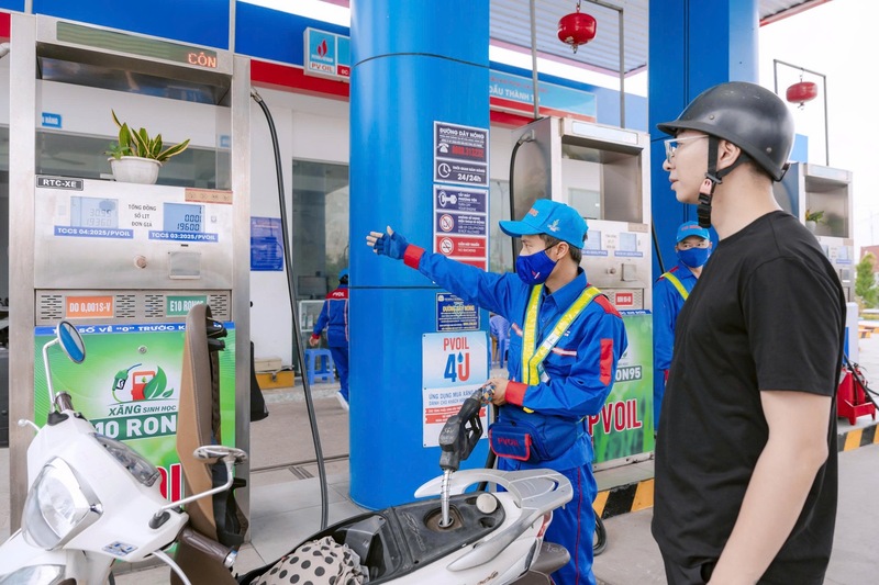 Khách hàng mua xăng sinh học E10 RON95 tại TP. Hải Phòng