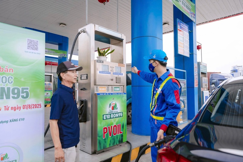 Ngày đầu triển khai bán sinh học E10 tại TP. Hải Phòng khách hàng được nhân viên cây xăng tư vấn tận tình