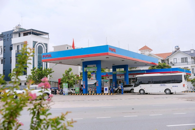 Nhiều khách hàng sử dụng xăng sinh học E10 RON95