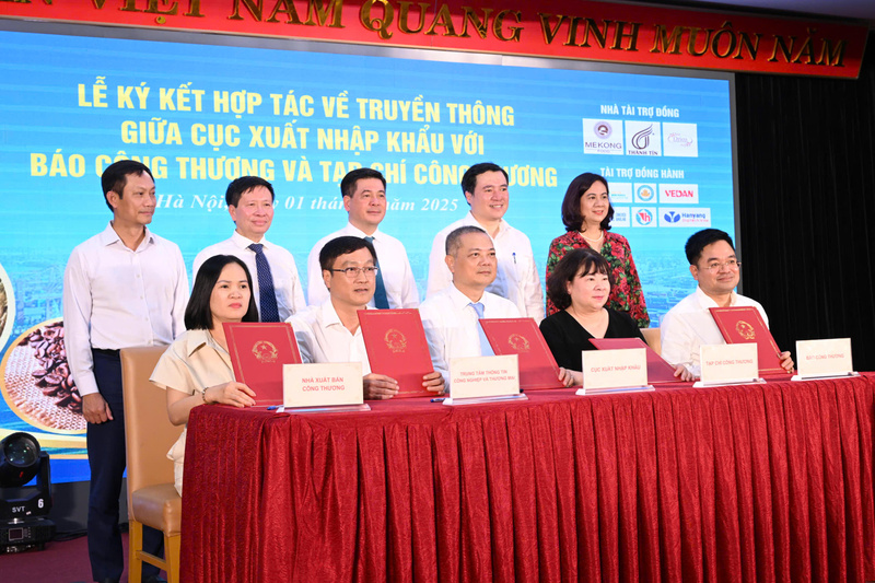 Lễ ký kết Biên bản ghi nhớ hợp tác truyền thông trong lĩnh vực xuất xứ hàng hóa giữa Cục Xuất nhập khẩu và các đơn vị báo chí, truyền thông trực thuộc Bộ (Ảnh: Cấn Dũng)