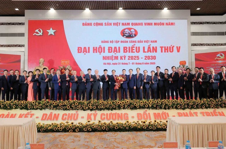 Phó Thủ tướng tặng hoa chúc mừng Ban Chấp hành Đảng bộ Petrolimex nhiệm kỳ 2025 - 2030 - Ảnh: VGP/Hải Minh