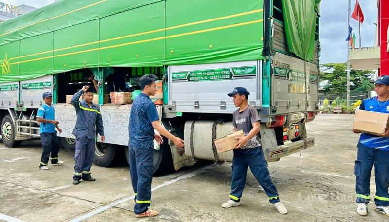 Cán bộ, chiến sĩ của Phòng PCCC&CNCH bốc xếp hàng hoá lên xe tải, sẵn sàng cho hành trình hỗ trợ dài ngày. Ảnh: Hoàng Nguyên