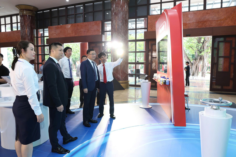 Ông Lê Mạnh Hùng, Chủ tịch HĐTV Petrovietnam thăm quan một số thành tựu nổi bật trong phong trào thi đua