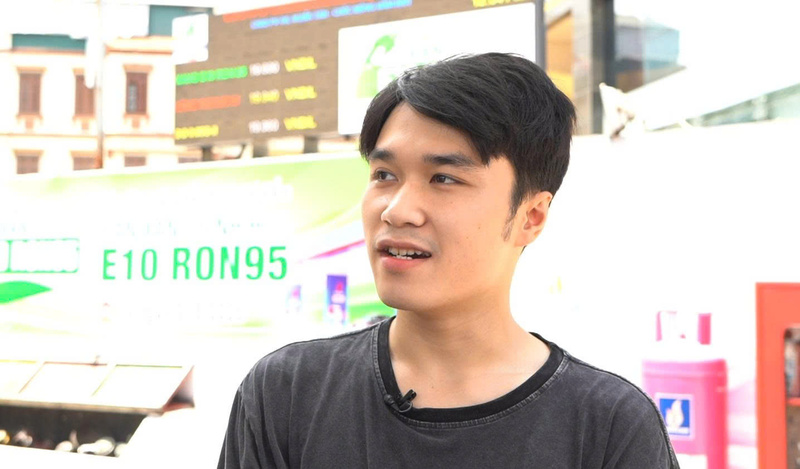 Bạn Bùi Hồng Quân rất hồ hởi đi đổ xăng E10 trong ngày đầu bán thí điểm và cho biết sẽ tiếp tục sử dụng để góp phần bảo vệ môi trường