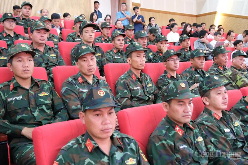 Chiến sĩ Quân đội Nhân dân Việt Nam tăng cường về cơ sở. Ảnh: Lê Sơn