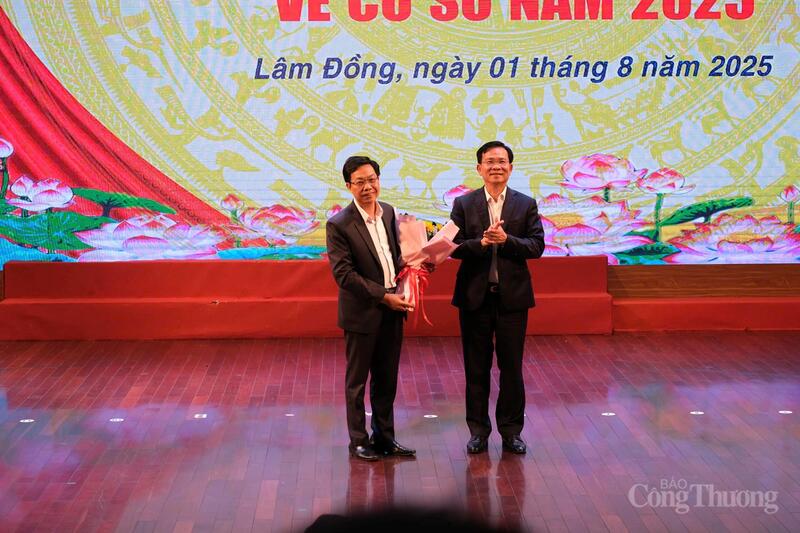 Đồng chí Chủ tịch UBND tỉnh Lâm Đồng Hồ Văn Mười tặng hoa cho cán bộ biệt phái. Ảnh: Lê Sơn