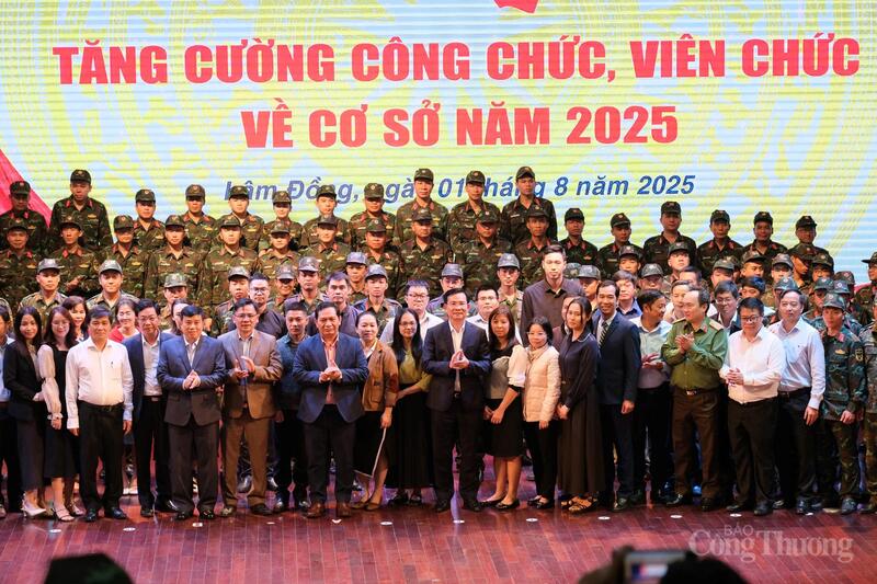 Lãnh đạo Tỉnh uỷ, UBND, UBMTTQVN tỉnh Lâm Đồng chụp ảnh lưu niệm với công chức, viên chức, lực lượng vũ trang biệt phái về cơ sở. Ảnh: Lê Sơn