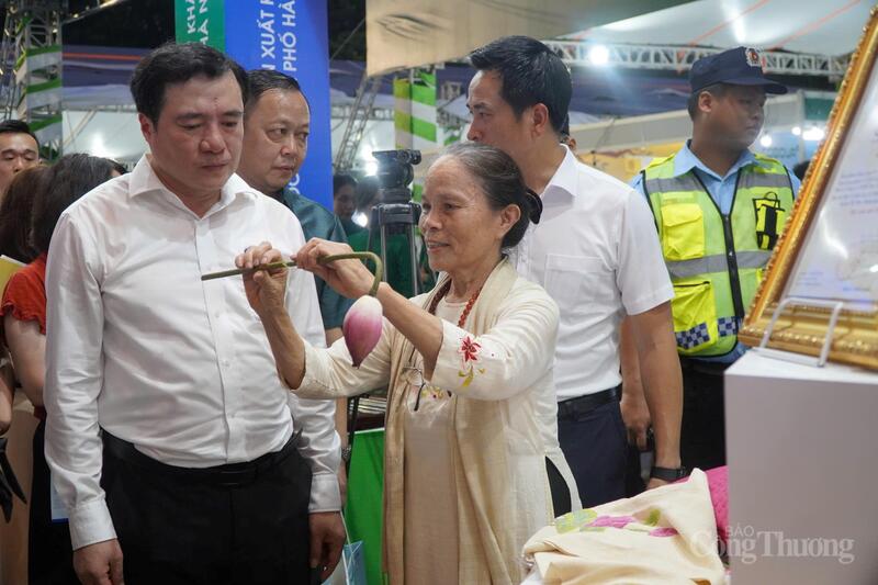 Thứ trưởng Nguyễn Sinh Nhật Tân cùng đoàn đại biểu tham quan các gian hàng tại Hội chợ