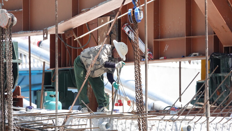 Trao đổi với phóng viên Báo Công Thương, đại diện nhà thầu thi công cho biết, thời điểm cao điểm, đang thi công những hạng mục chính, nhà thầu huy động khoảng 90 công nhân cùng nhiều máy móc để thi công, đảm bảo đạt tiến độ và chất lượng dự án