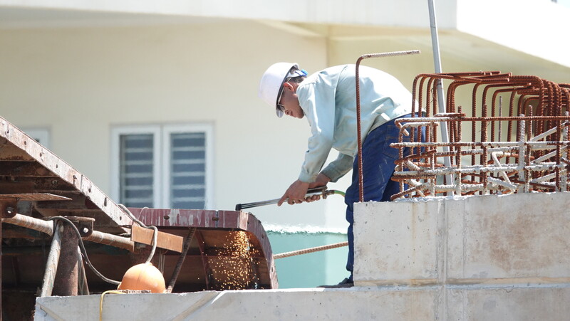 "Hiện nay nhà thầu cũng đang gặp một số vấn đề, đang rất vướng đó là liên quan đến giải phóng mặt bằng một số hộ dân phía bờ Đông, đường lên cầu nên phần tường chắn chưa thể triển khai được. Thứ 2 là nguồn vật liệu, cụ thể là đất đắp không có, một số hạng mục cần đắp đang phải dừng", đại diện nhà thầu thi công thông tin thêm