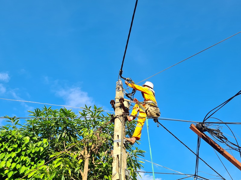 Ban Chỉ huy Phòng chống thiên tai và Tìm kiếm cứu nạn Công ty Điện lực Điện Biên đã huy động toàn bộ lực lượng của Đội Quản lý Điện lực khu vực Na Son kịp thời xử lý sự cố do mưa lũ. Ảnh: CTV