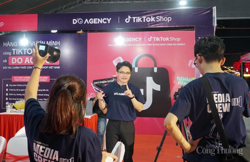Các gian hàng công nghệ số tại Tuần lễ Thương mại số và Kết nối vùng Đà Nẵng 2025 giới thiệu, hỗ trợ các giải pháp thương mại điện tử trên nền tảng số cho các tiểu thương, chủ thể sản phẩm OCOP, hàng Việt