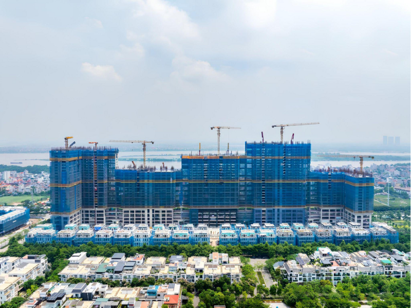 Với pháp lý minh bạch, được cấp phép mở bán nhà ở hình thành trong tương lai và bán cho người nước ngoài, dự án đang đẩy mạnh thi công đến tầng 32 (tính đến cuối tháng 7/2025) và dự kiến bàn giao từ quý 3/2026.