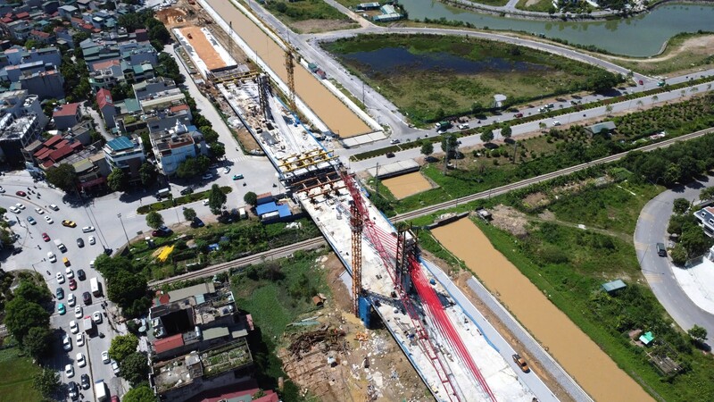 Trao đổi với phóng viên Báo Công Thương, đại diện Ban quản lý dự án đầu tư xây dựng khu vực Đông Sơn (đơn vị quản lý dự án) cho biết, sau khi được khởi công, nhà thầu triển khai thi công ngoài hiện trường từ ngày 10/7/2024