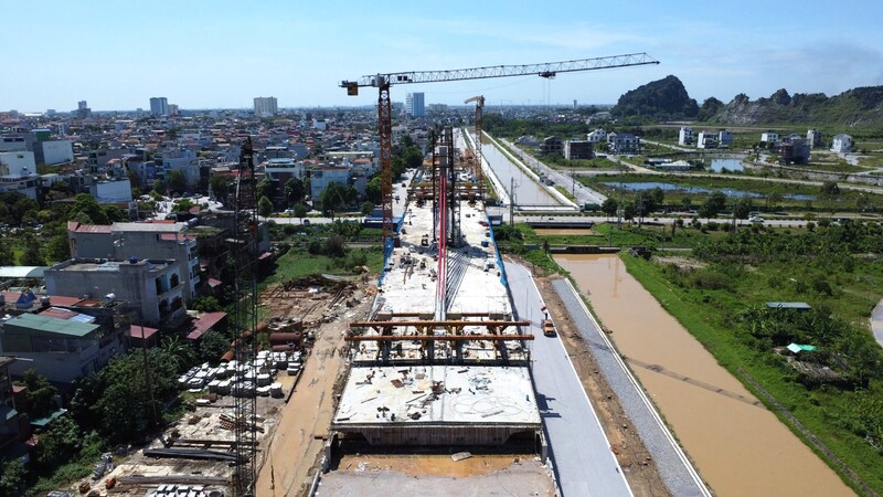 Hiện dự án đã hoàn thành 2 bệ trụ, thân trụ, đỉnh trụ và trụ tháp, đang tiến hành đúc hẫng dầm hộp; 2 mố cầu đã hoàn thành bệ mố, thân mố, đã thi công xong tường đỉnh, tường cánh, hiện đang thi công các hạng mục tiếp theo