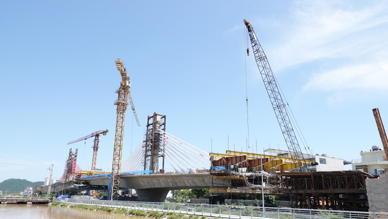 Theo thống kê mới nhất của đơn vị quản lý dự án, tổng giá trị khối lượng ngoài hiện trường đạt khoảng 322 tỷ đồng, tiến độ đạt khoảng 75-80%. Dự kiến thông xe kỹ thuật trước ngày 5/10/2025, hoàn thành công trình trước ngày 15/12/2025