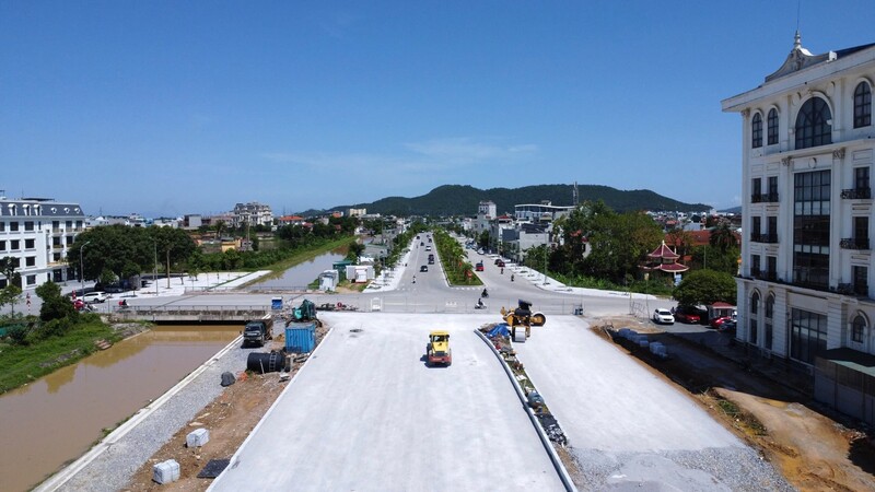 Hiện dự án đã cơ bản hoàn thành những hạng mục chính, phần dẫn 2 đầu cầu cũng đang được nhà thầu gấp rút hoàn thiện